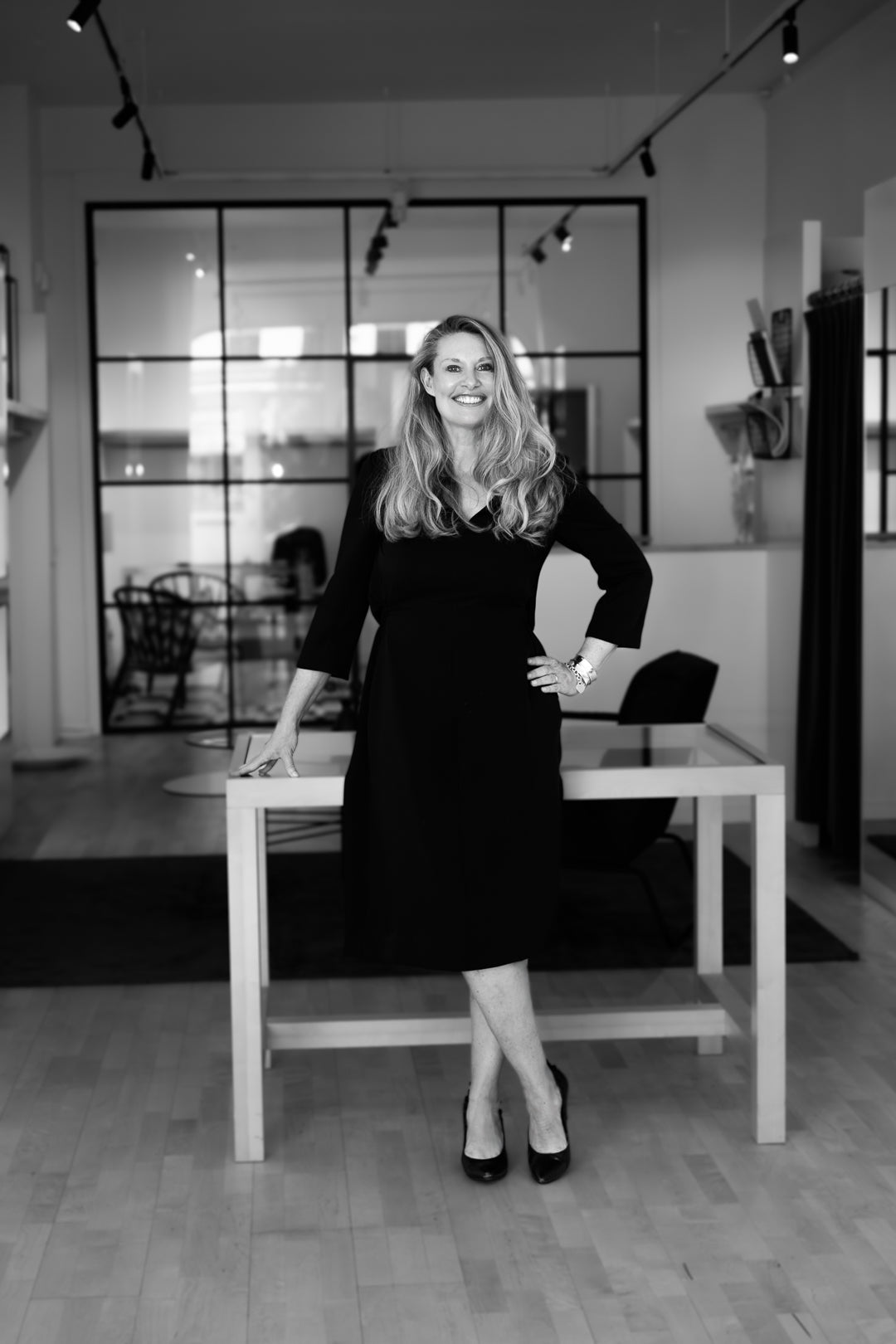 Porträtt bild på Yvette Travers Hallberg CEO och legitimerad audionom stående i studion på Aktiv Hörsel i Stockholm
